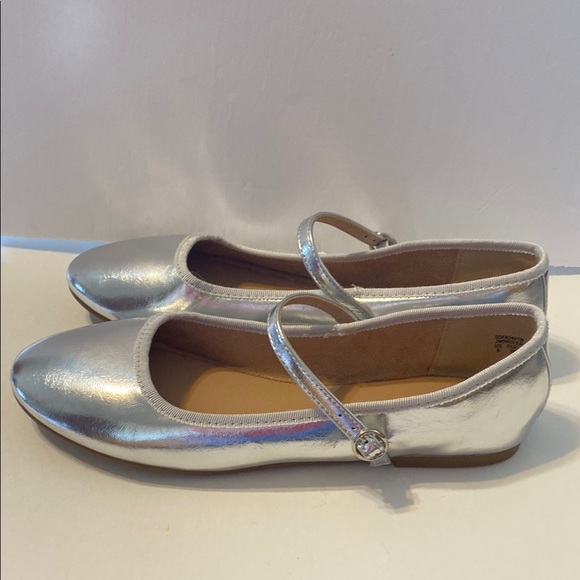 Dream Pairs Shoes - Silver Ballet Flats. Size 8